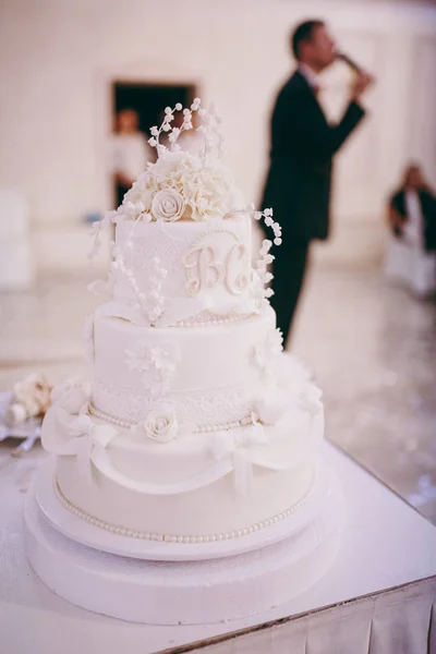 Schöne weiße und farbige Hochzeitstorte. Braut und Bräutigam schneiden ihre Hochzeitstorte an — Stockfoto
