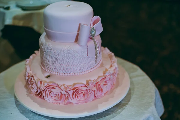 Vackra vita och färgade bröllopstårta. En brud och en brudgum skär sin bröllopstårta — Stockfoto