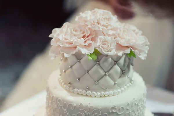 Bella torta nuziale bianca e colorata. Una sposa e uno sposo stanno tagliando la loro torta nuziale — Foto Stock