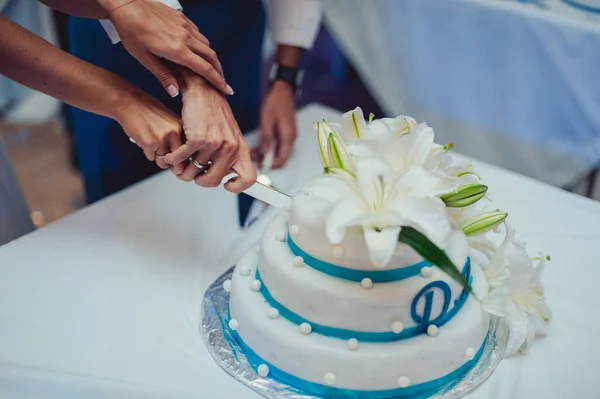 美しい白と色のウェディング ケーキ。新郎、新婦がウェディング ケーキを切っています。 — ストック写真