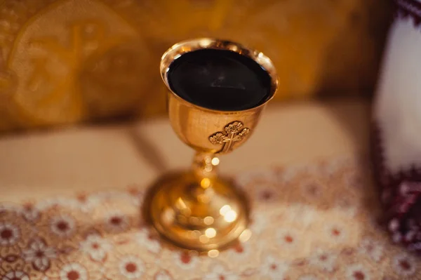 Ołtarz Kościoła Biblia świec korona krzyż ikona — Zdjęcie stockowe