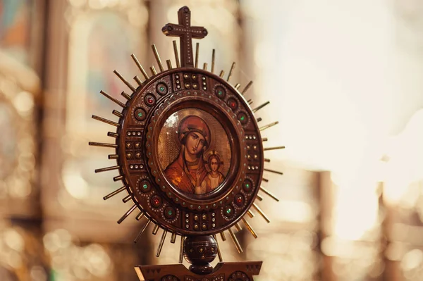 Символ креста при алтарной церкви — стоковое фото