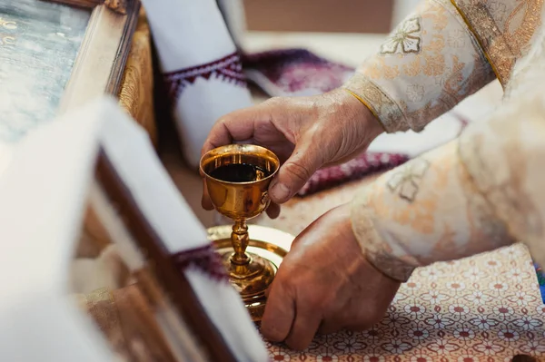 Oltár templom Biblia gyertyák korona kereszt ikon — Stock Fotó