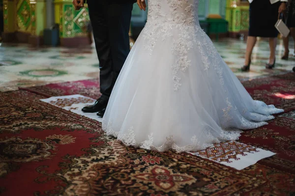 O casal está de pé sobre uma toalha bordada — Fotografia de Stock