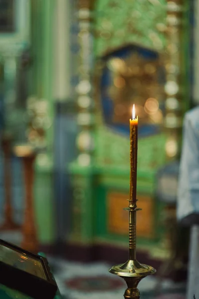 Chiesa dell'altare candele bibbia corona croce icona — Foto Stock