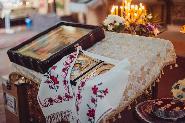 Chiesa dell'altare candele bibbia corona croce icona — Foto Stock