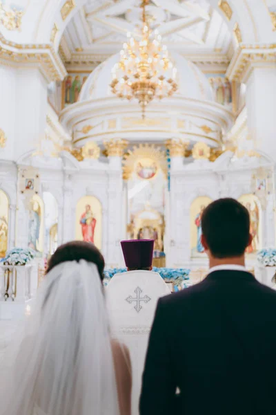 Chiesa dell'altare candele bibbia corona croce icona — Foto Stock