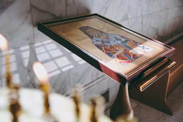 Oltár templom Biblia gyertyák korona kereszt ikon — Stock Fotó