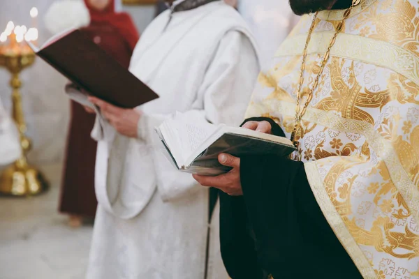 Chiesa dell'altare candele bibbia corona croce icona — Foto Stock