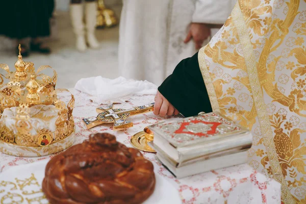 Chiesa dell'altare candele bibbia corona croce icona — Foto Stock