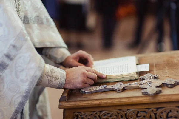 Chiesa dell'altare candele bibbia corona croce icona — Foto Stock