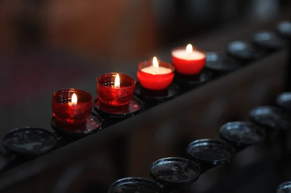Autel église bougies bibliques couronne croix icône — Photo