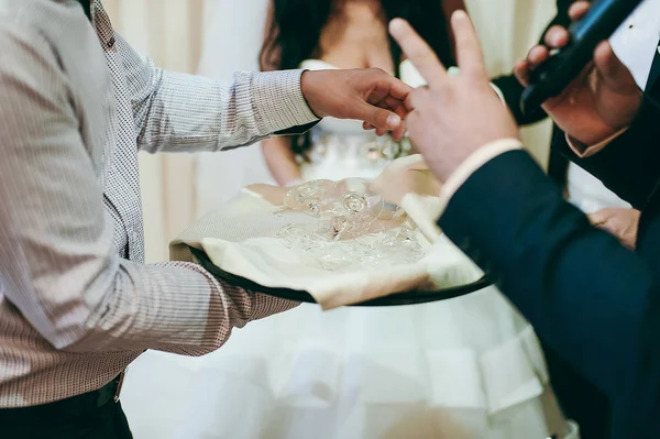 Разбитые бокалы на свадьбе — стоковое фото