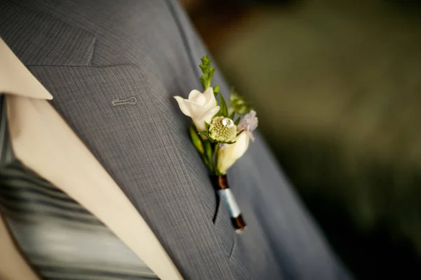 Boutonniere nuziale con fiori naturali su una giacca — Foto Stock