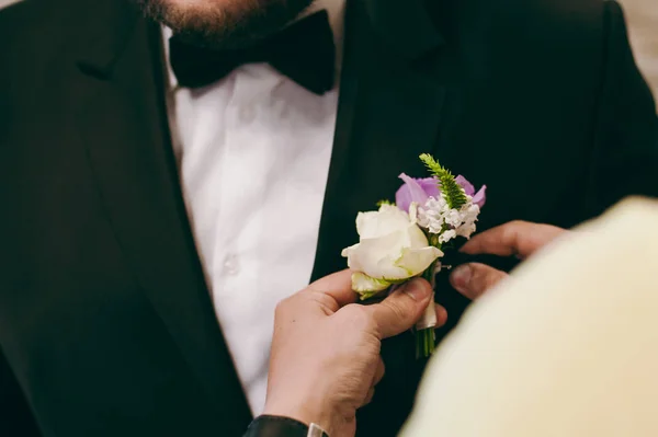 Hochzeit boutonniere mit natürlichen Blumen auf einer Jacke — Stockfoto