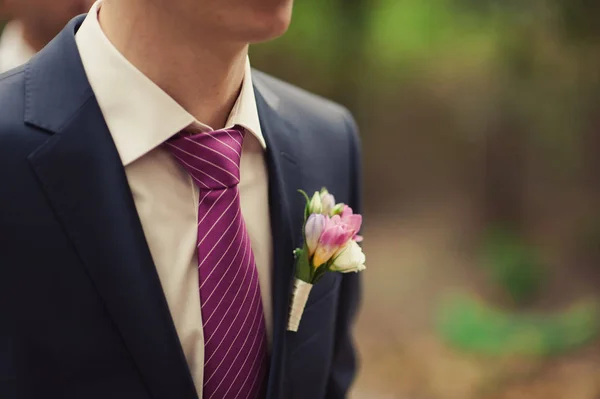 Свадебный бутоньер с натуральными цветами на пиджаке — стоковое фото