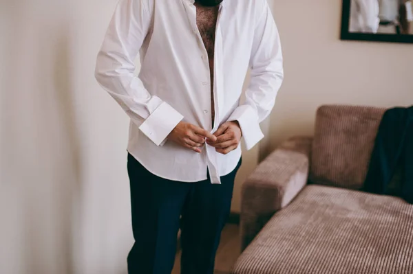 Hombre abotonando su camisa —  Fotos de Stock