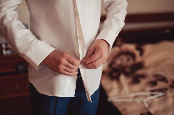 Homem abotoando sua camisa — Fotografia de Stock