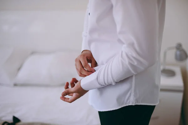 Hombre abotonando su camisa — Foto de Stock