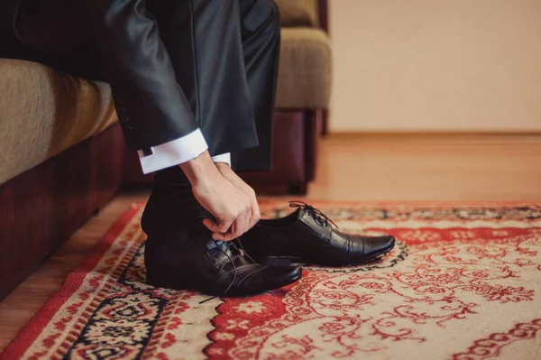 Adam ayakkabı giyiyor. Ayakkabının bağcıklarını bağla. Erkek tarzı. Meslek olarak. İşe hazırlanmak için, toplantıya.. — Stok fotoğraf