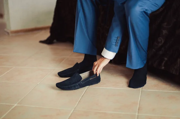 Der Mann trägt Schuhe. Schnürsenkel an die Schuhe binden. Männerstil. Berufe. Zur Vorbereitung auf die Arbeit, auf das Treffen. — Stockfoto