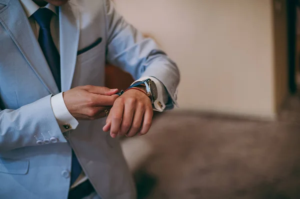 Un hombre de guardia. El novio en la boda con el reloj — Foto de Stock