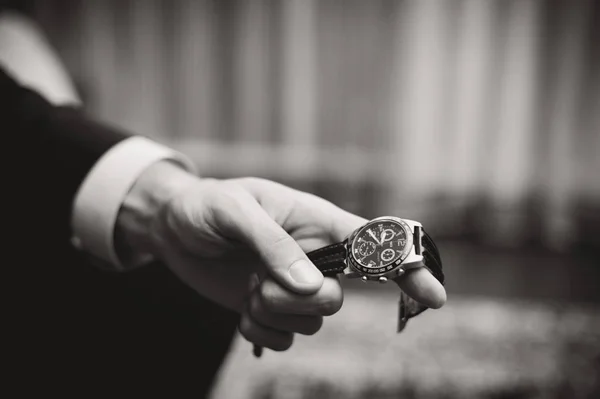 Seorang pria berjaga-jaga. Pengantin pria di pernikahan dengan jam — Stok Foto