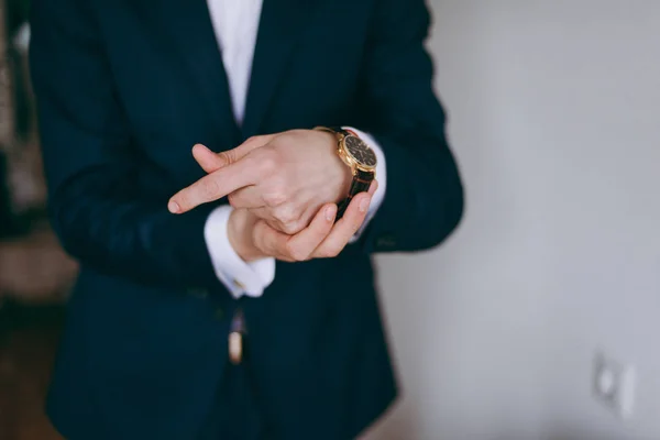 Un hombre de guardia. El novio en la boda con el reloj — Foto de Stock