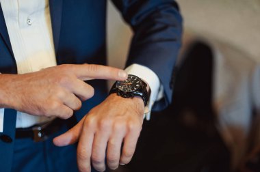 Nöbetimde koyarak bir adam. Damat Düğün saati ile