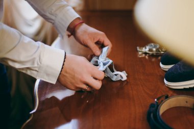 Damat Düğün kostüm ile kelebek adam. Eller, bakım, düzeltmek ayarlamak için moda için. Tonlama Instagram renkleri