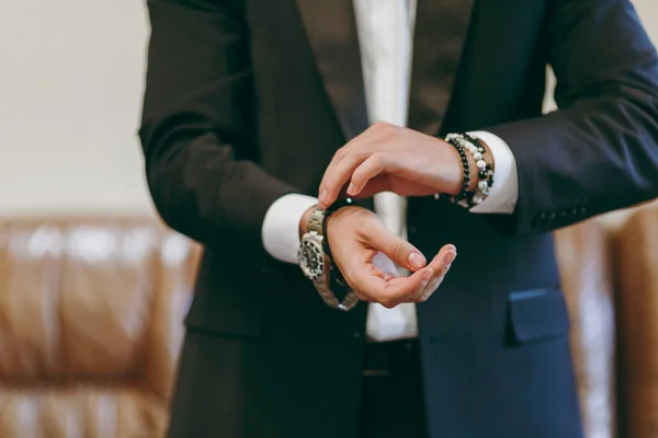 Un hombre de guardia. El novio en la boda con el reloj — Foto de Stock
