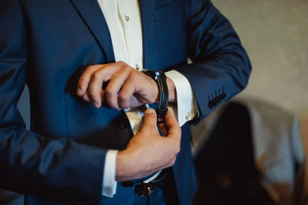 Un hombre de guardia. El novio en la boda con el reloj — Foto de Stock