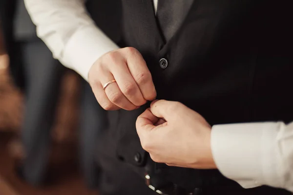 Elegante novio en chaqueta de boda con camisa blanca y corbata turquesa. Las manos del novio en traje azul . — Foto de Stock