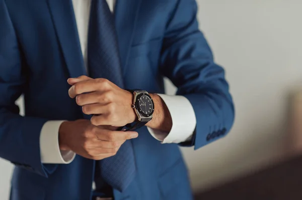 Un homme qui monte la garde. Le marié au mariage avec l'horloge — Photo