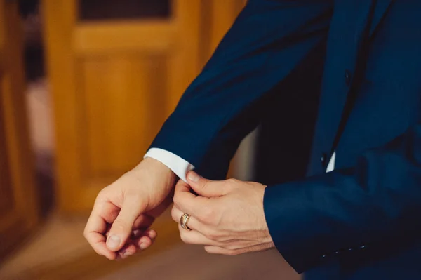 Elegante novio en chaqueta de boda con camisa blanca y corbata turquesa. Las manos del novio en traje azul . — Foto de Stock