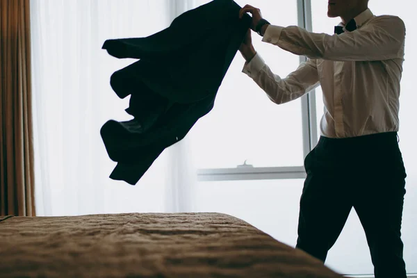 Elegante sposo in giacca da sposa con camicia bianca e cravatta turchese. Le mani dello sposo sul vestito blu . — Foto Stock