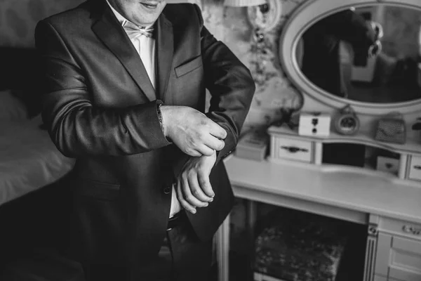 Elegant groom in wedding jacket wearing white shirt and turquoise tie. Groom's hands on blue suit. — Stock Photo, Image