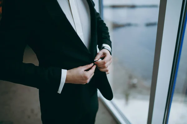 Élégant marié vêtu d'une chemise blanche et d'une cravate turquoise. Les mains de Groom sur costume bleu . — Photo