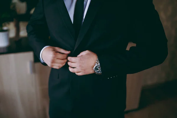 Élégant marié vêtu d'une chemise blanche et d'une cravate turquoise. Les mains de Groom sur costume bleu . — Photo