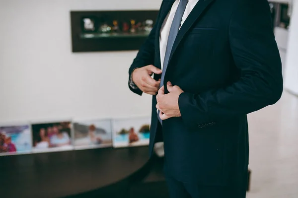 Elegante novio en chaqueta de boda con camisa blanca y corbata turquesa. Las manos del novio en traje azul . — Foto de Stock