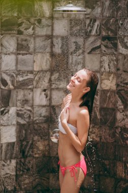 Güzel kız otelde duşta yıkar