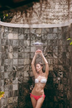 Güzel kız otelde duşta yıkar