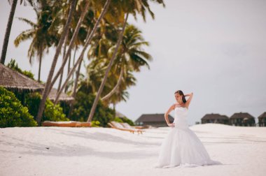 Adanın sahilde güzel gelin