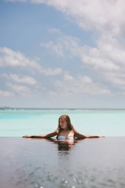 Όμορφο κορίτσι ανάπαυσης στην πισίνα του ξενοδοχείου — Φωτογραφία Αρχείου
