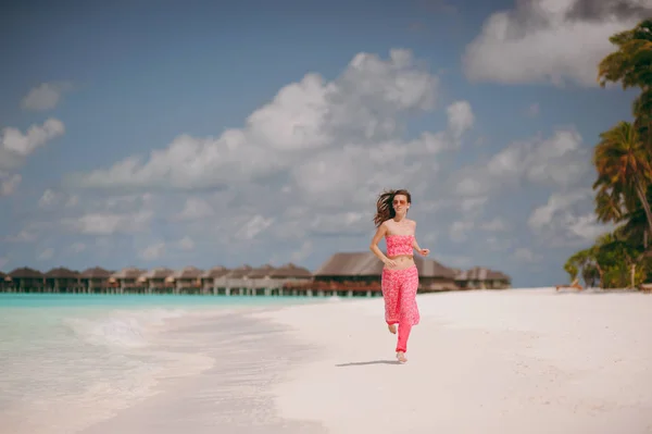 Κορίτσι στο ροζ ρούχα για την παραλία του νησιού — Φωτογραφία Αρχείου
