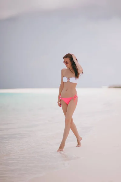 Beautiful girl on the beach on the island — Stock Photo, Image