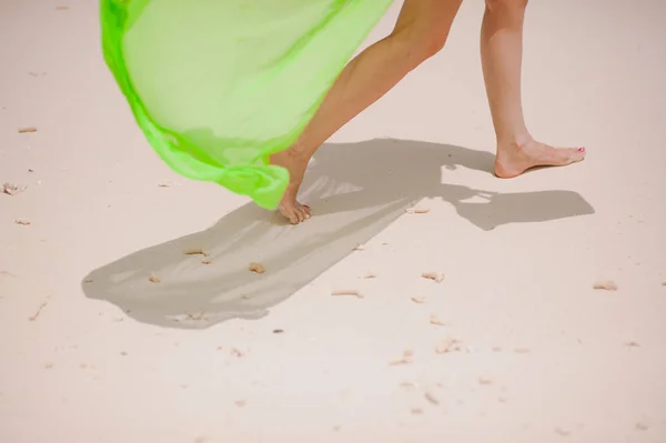 Τα πόδια ενός κοριτσιού σε μια παραλία με λευκή άμμο — Φωτογραφία Αρχείου
