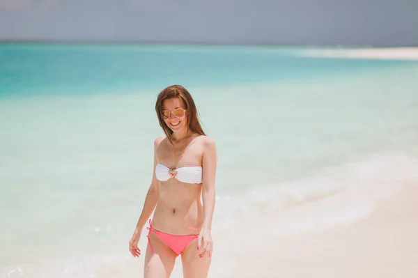 Piękne dziewczyny na plaży na wyspie — Zdjęcie stockowe