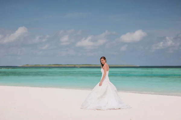 Beautiful bride on the beach of the island — Stock Photo, Image