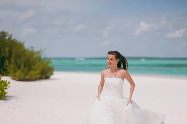 Belle mariée sur la plage de l'île — Photo